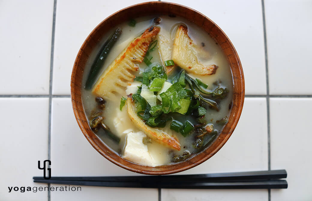 お味噌汁にアレンジ！タケノコとワラビのガーリック炒め