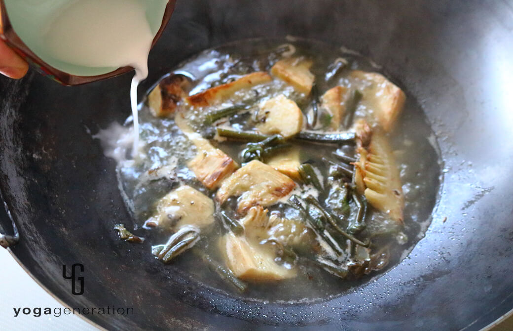 タケノコとワラビのガーリック炒めのを餡掛けにする