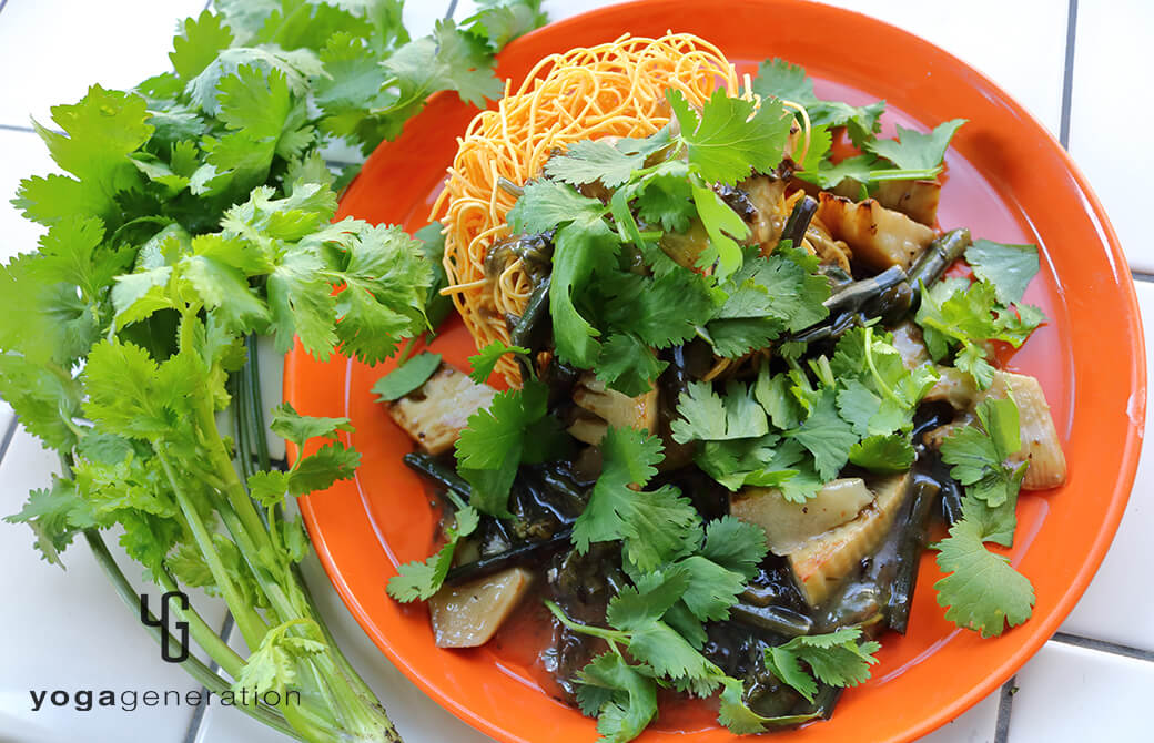 タケノコとワラビのガーリック炒めの餡掛け麺