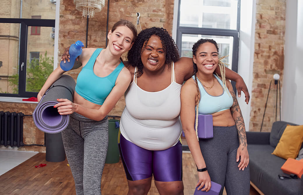 アメリカの女性たちがヨガのクラスの後に楽しそうにしている様子