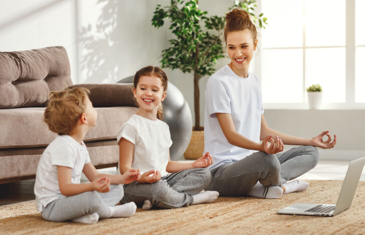 オンラインヨガを楽しむ親子