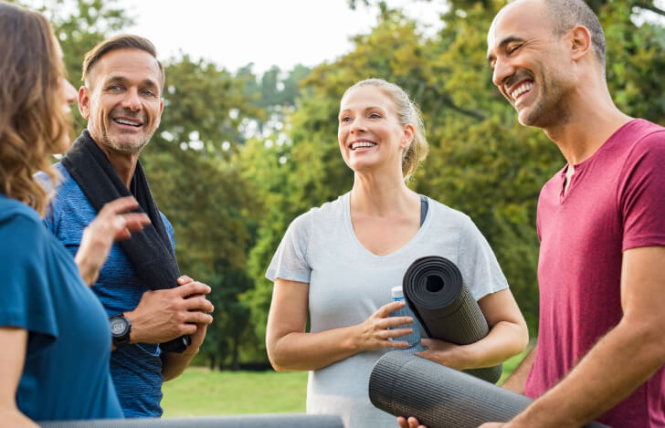 屋外でヨガを楽しむ人々