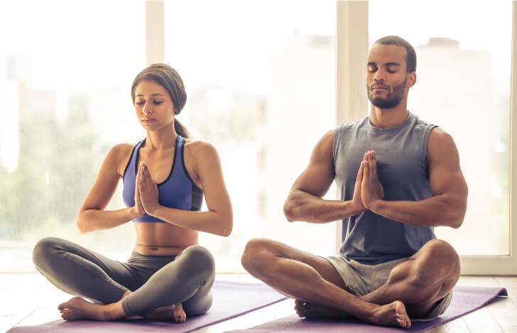 安楽座で座り胸の前で合唱する男女