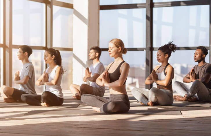 近代的なスタジオでヨガをする人々