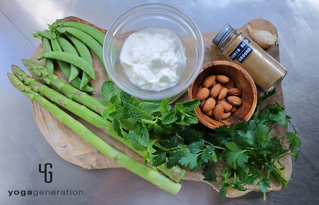 材料の緑野菜やアーモンドなど
