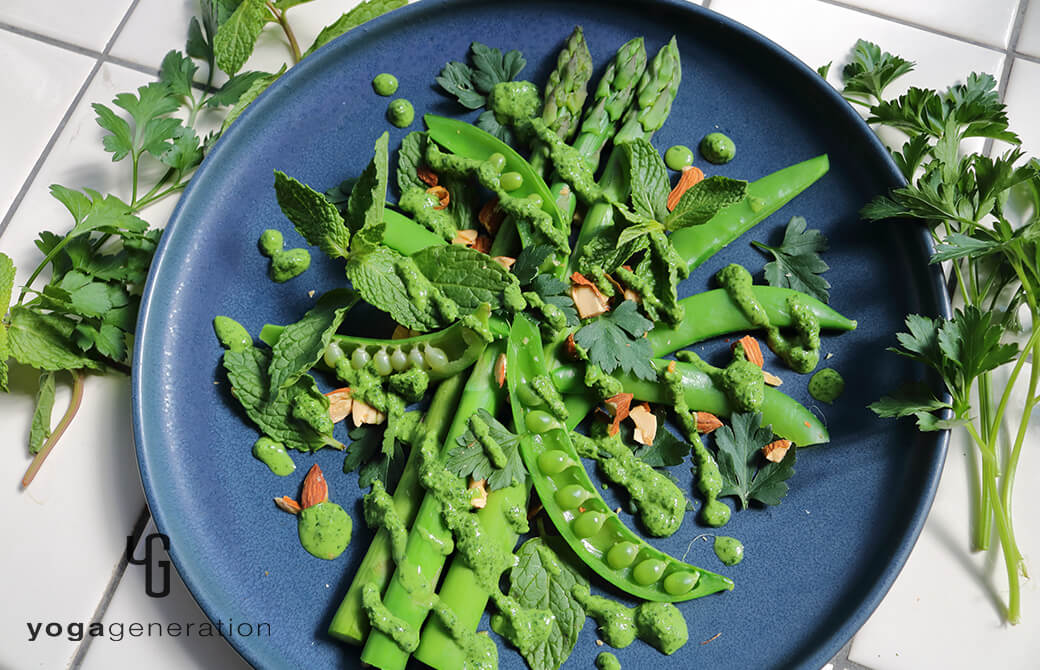 インディゴのお皿に盛り付けた緑を楽しむサラダ