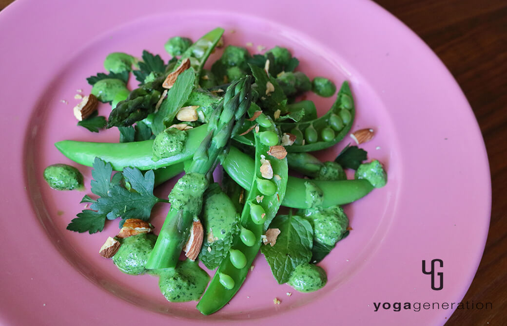 ピンクのお皿に盛り付けた緑を楽しむサラダ