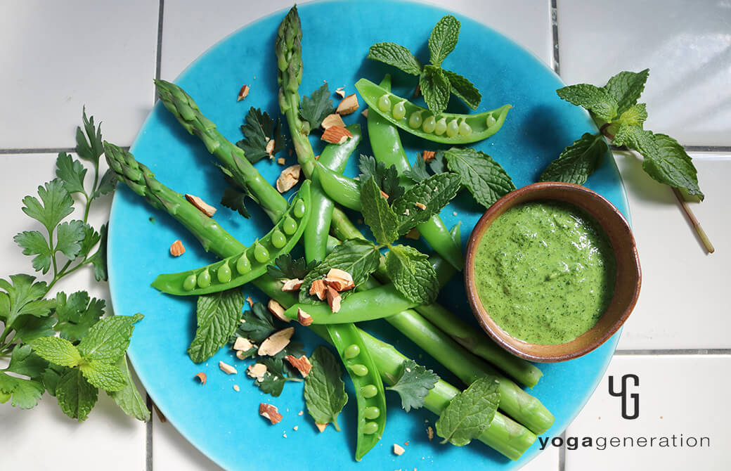 ターコイズのお皿に盛り付けた緑を楽しむサラダ