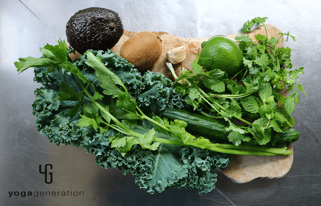 材料のアボカド、ケール、キュウリなど