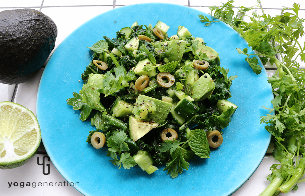 ターコイズの器に盛り付けた緑を楽しむサラダ