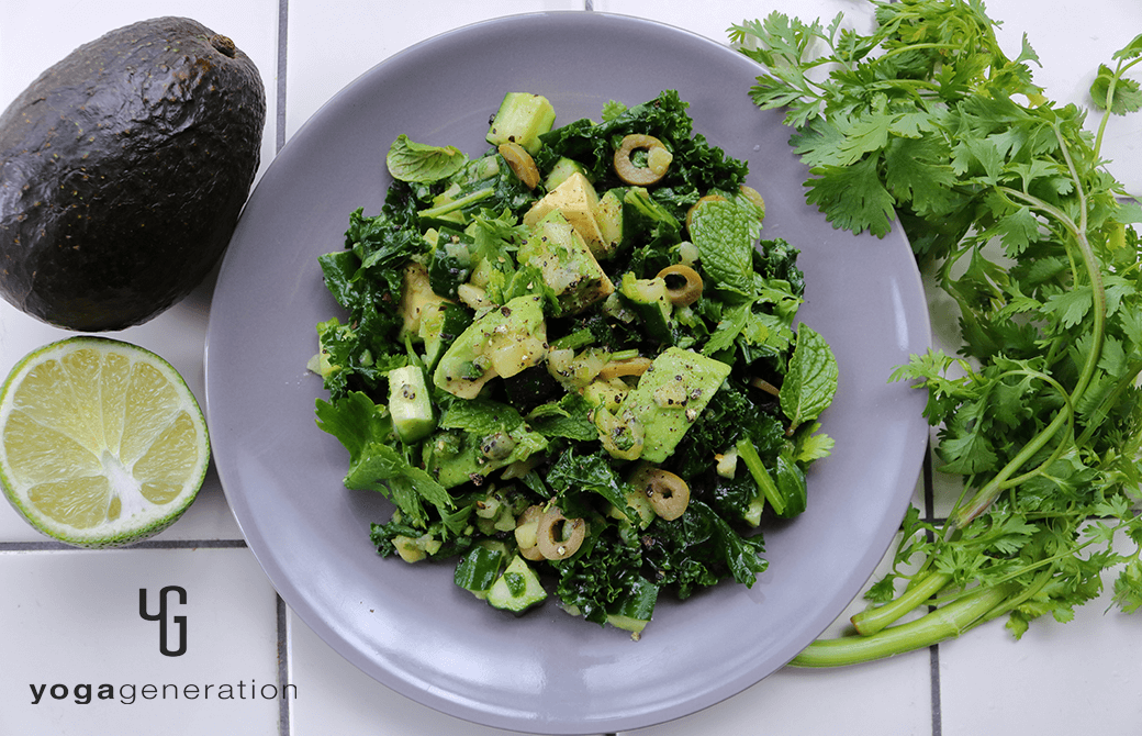 グレーの器に盛り付けた緑を楽しむサラダ