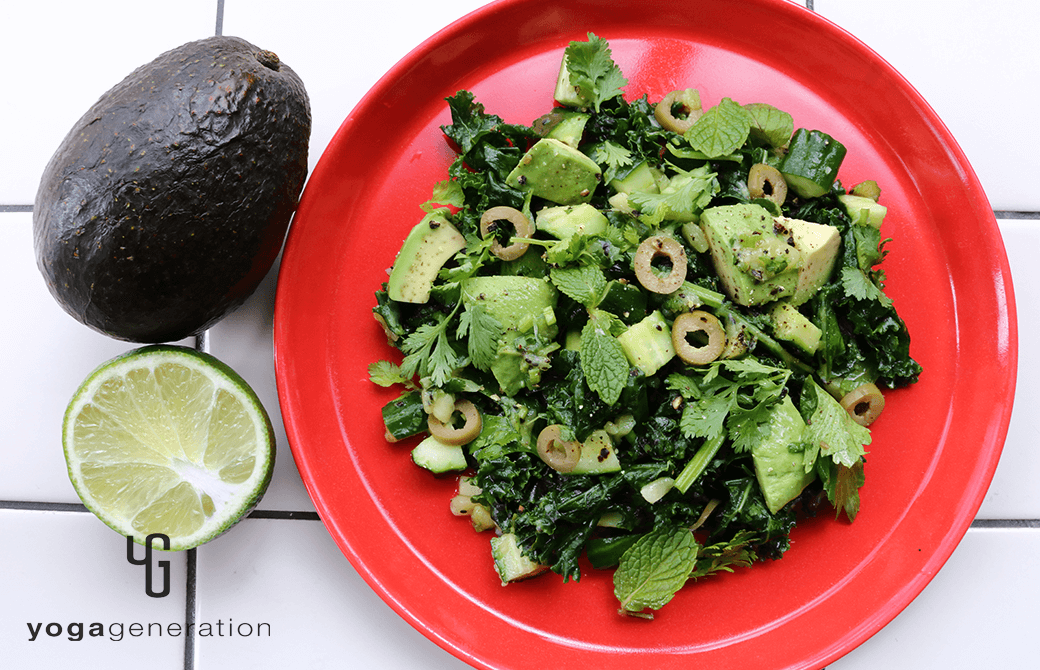 赤いの器に盛り付けた緑を楽しむサラダ