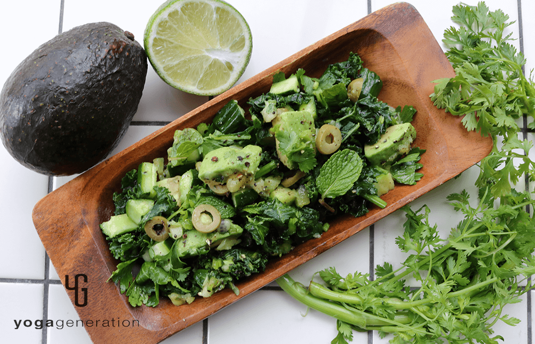 木の器に盛り付けた緑を楽しむサラダ