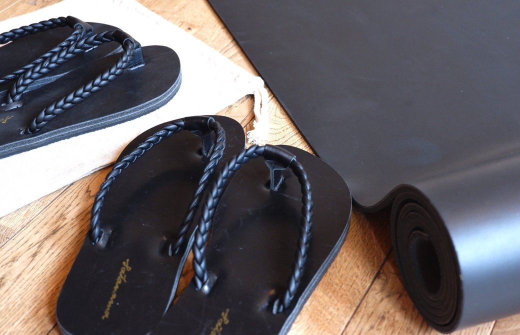 ヨガマットと2足のサンダル