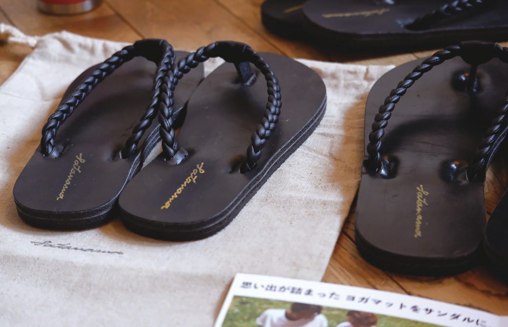 "satanama sandal"と、特製の巾着