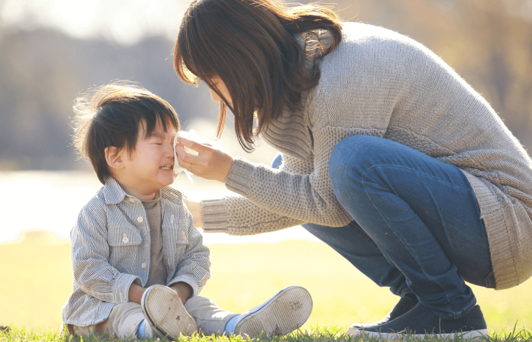 泣く子どもとその涙をふく母親