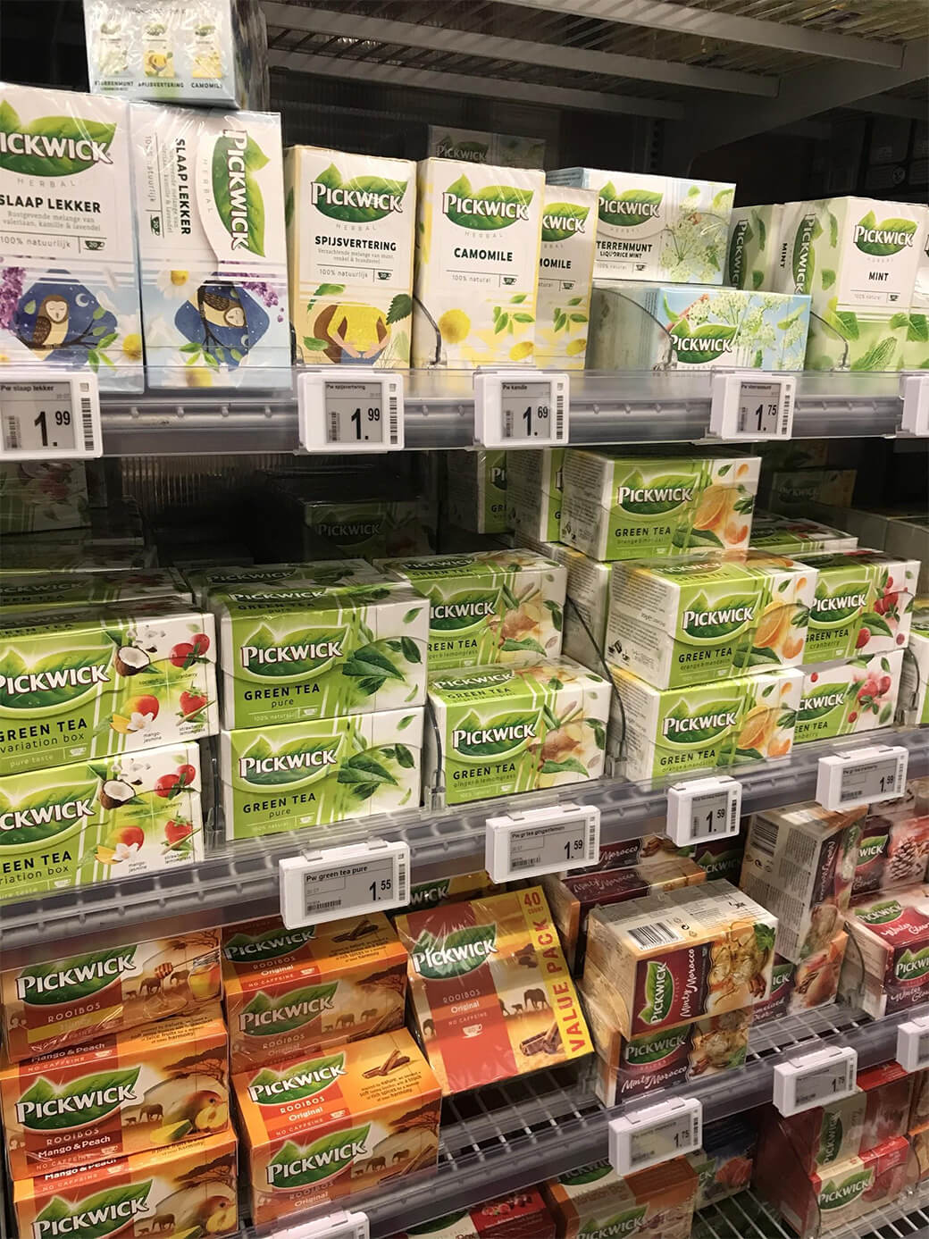 スーパーのお茶コーナーにて