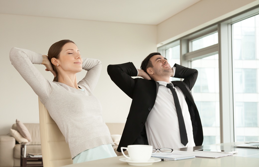 どこでも、どんな服装でも手軽にできるのがチェアヨガ