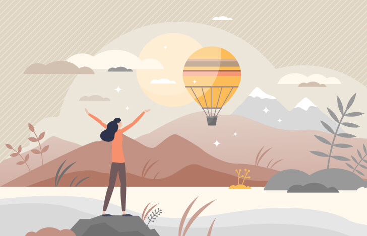 大自然で両腕を広げる女性