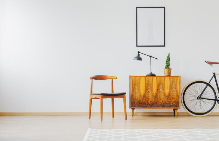 机と椅子のある部屋の風景