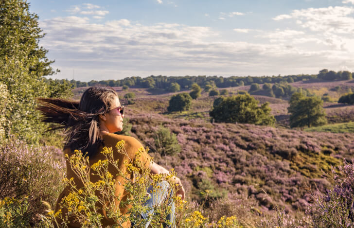大自然の風景を眺める女性