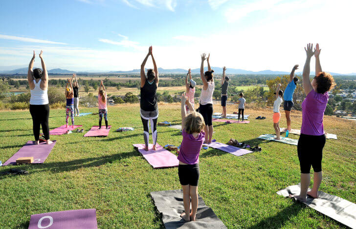芝生の上でヨガを楽しむヨーロッパの人々