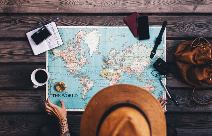 地図を眺める女性