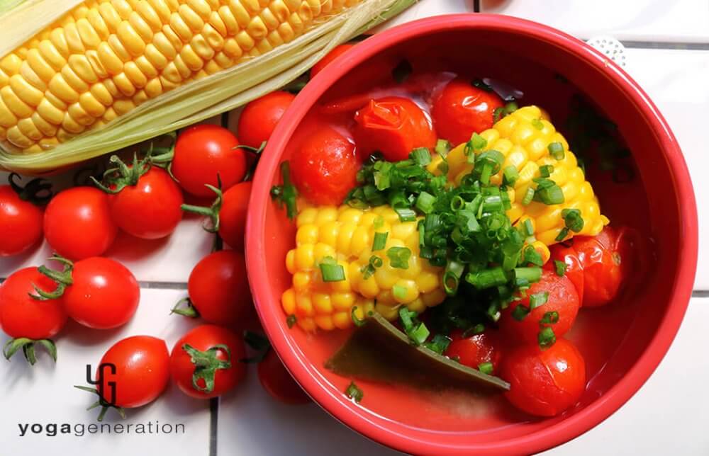 初夏の旨みを楽しむ！トウモロコシとトマトのお味噌汁