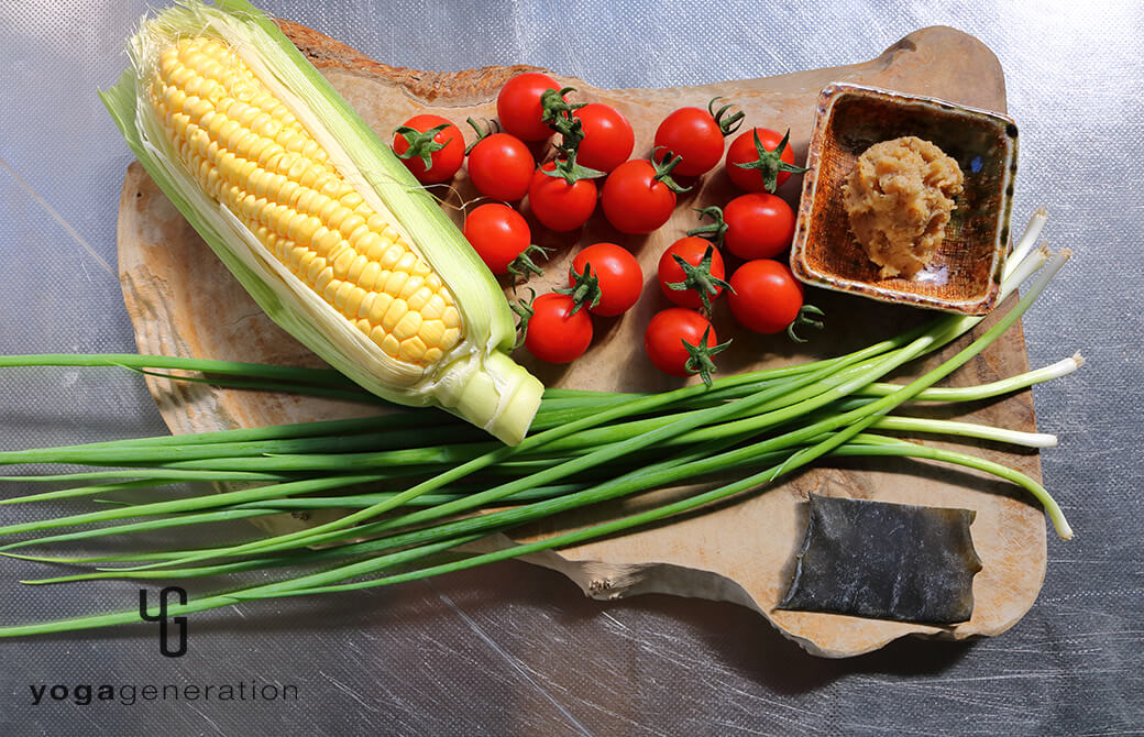 材料のトウモロコシやトマト、細ネギなど
