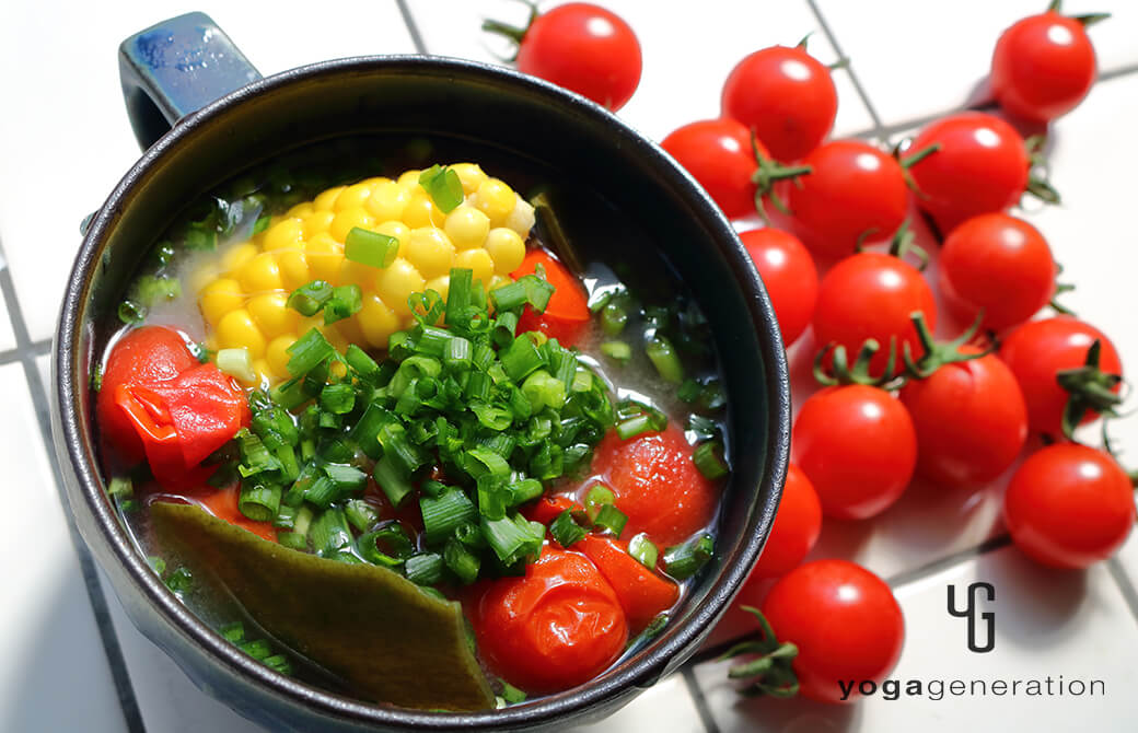 マグカップに盛り付けたトウモロコシとトマトのお味噌汁