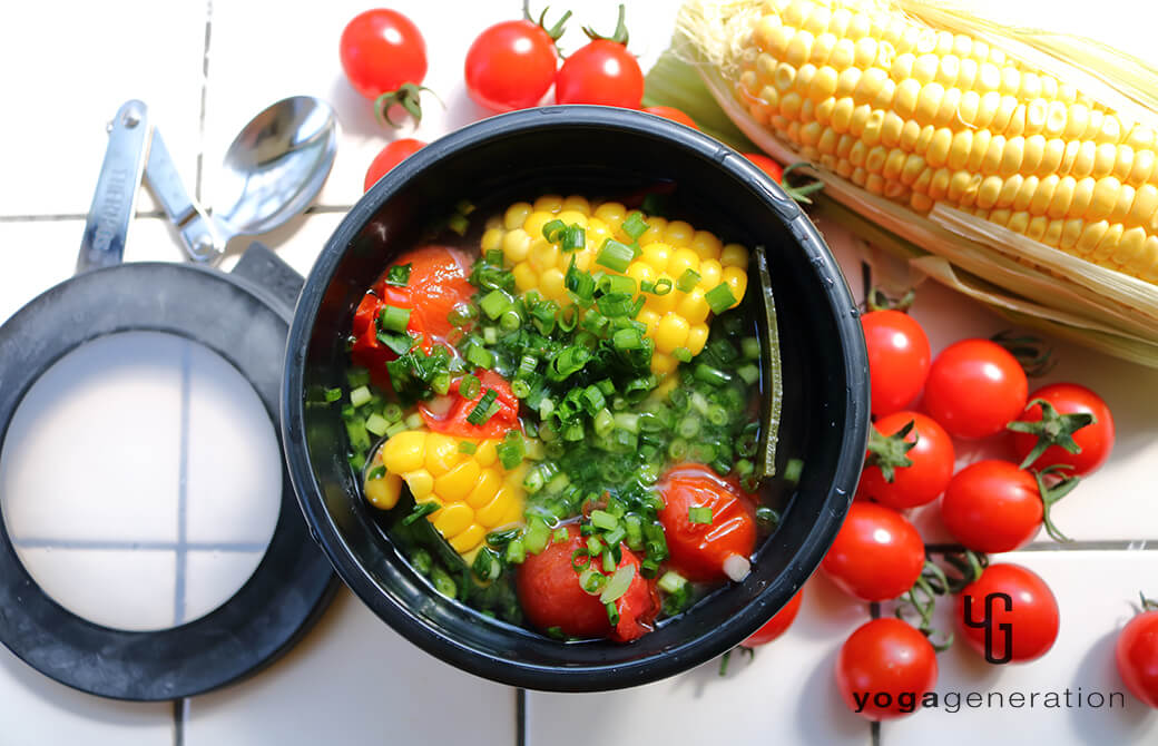 お弁当にも最適！トウモロコシとトマトのお味噌汁