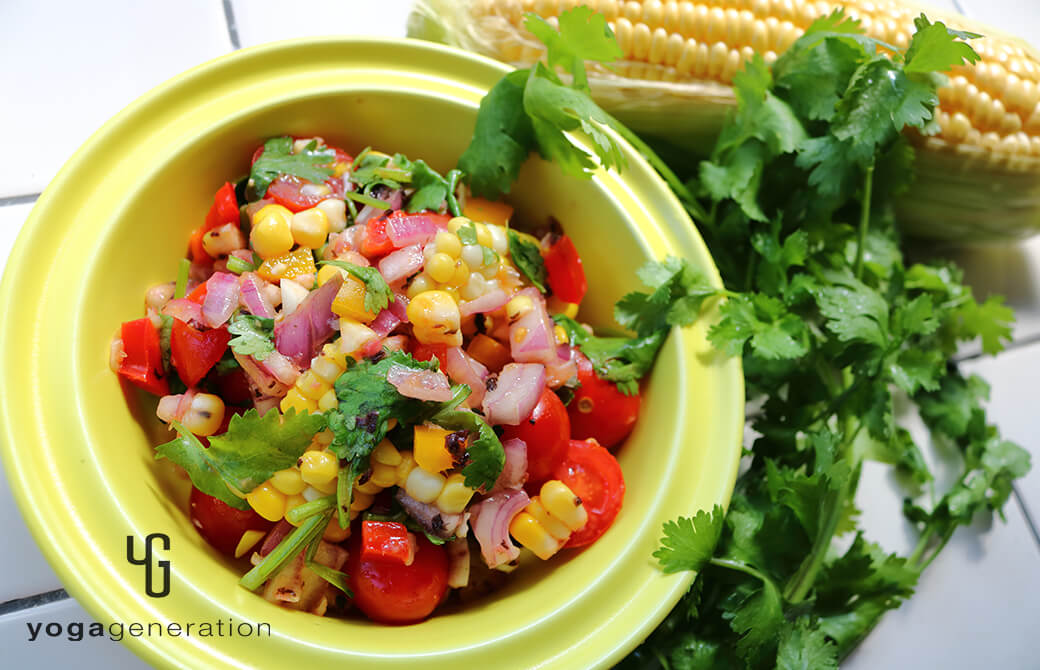 黄色のお皿に盛りつけたトウモロコシとトマトのザクザク・サラダ