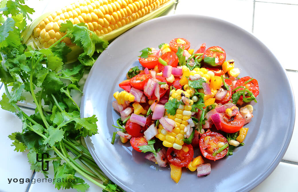 グレーのお皿に盛りつけたトウモロコシとトマトのザクザク・サラダ