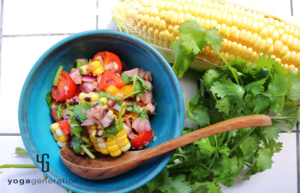 ターコイズのお皿に盛りつけたトウモロコシとトマトのザクザク・サラダ