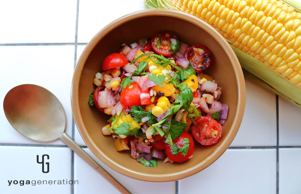 茶色のお皿に盛りつけたトウモロコシとトマトのザクザク・サラダ