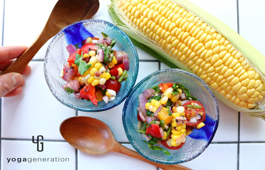 ガラスのお皿に盛りつけたトウモロコシとトマトのザクザク・サラダ