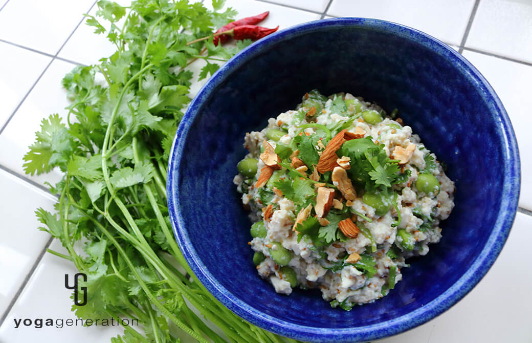 群青色の器に盛り付けた枝豆とパクチーのアジアン白和え