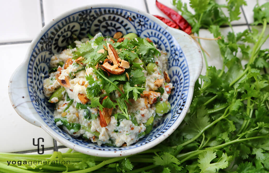 青い柄の器に盛り付けた枝豆とパクチーのアジアン白和え