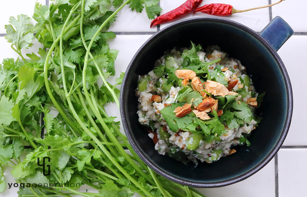 インディゴの器に盛り付けた枝豆とパクチーのアジアン白和え