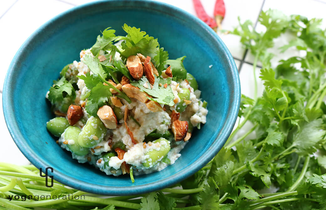 ターコイズの器に盛り付けた枝豆とパクチーのアジアン白和え