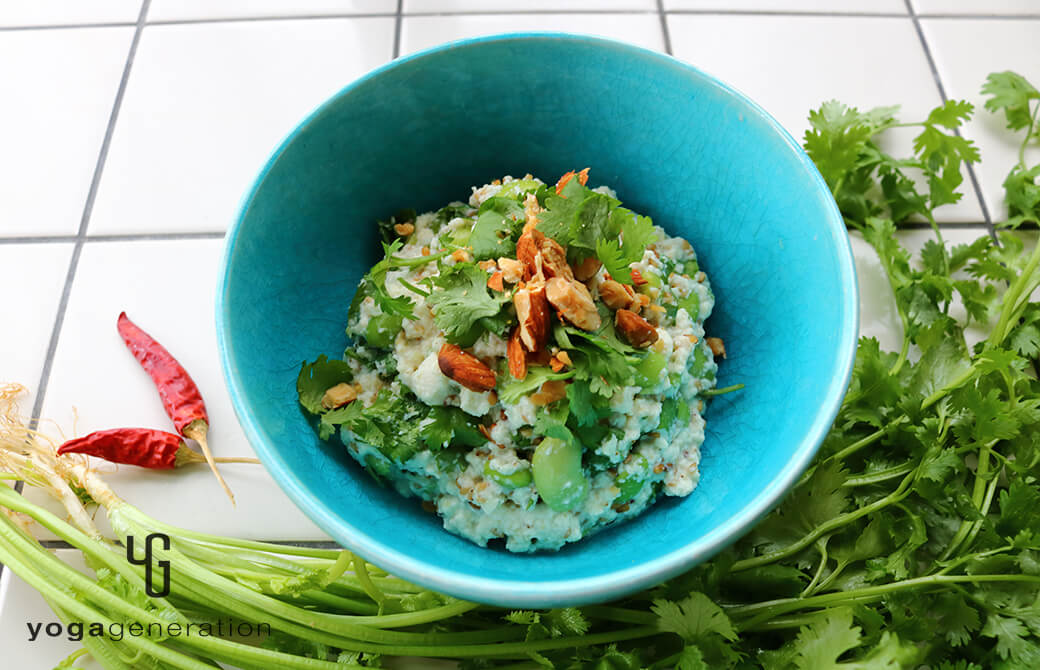 淡いターコイズの器に盛り付けた枝豆とパクチーのアジアン白和え