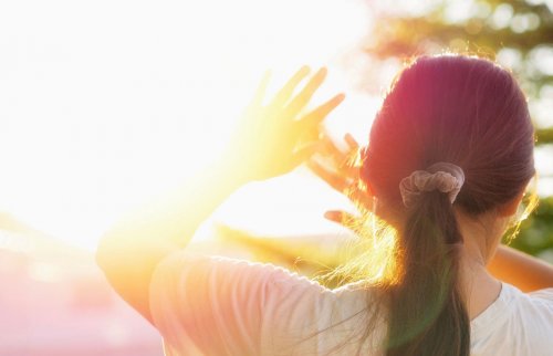 日差しがつらい女性