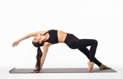 アーサナをする女性