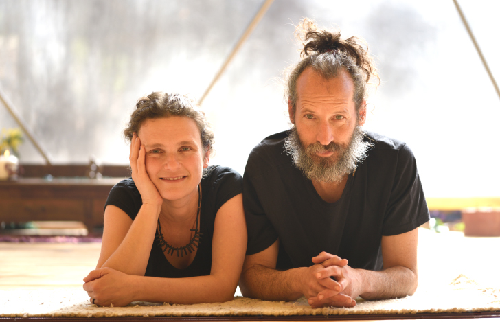 男女のヨガ指導者