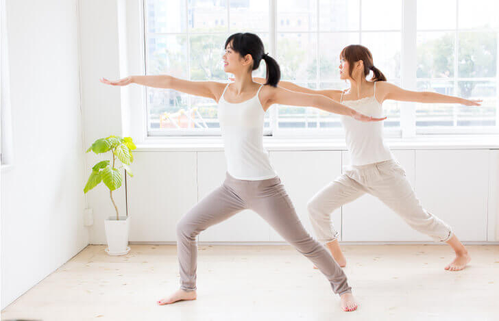 ヨガを楽しむ女性