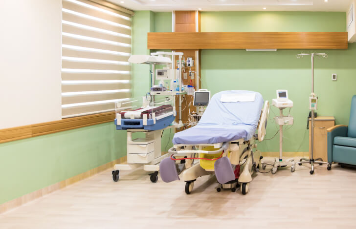 分娩室の中の分娩台