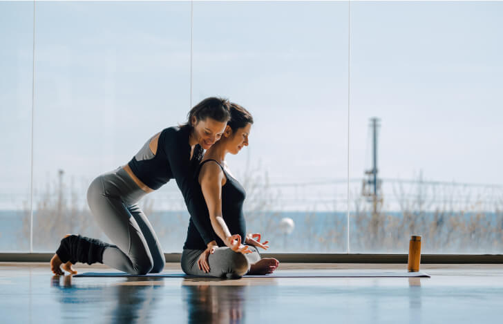 安楽座のアシストをするヨガインストラクター