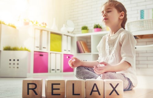 瞑想をしている子ども