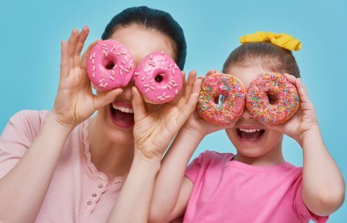 親子でドーナツをメガネに