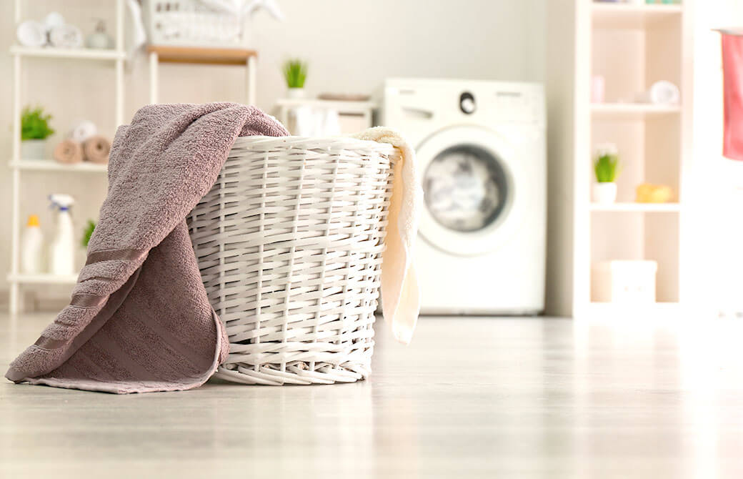 洗濯機と洗濯物かご